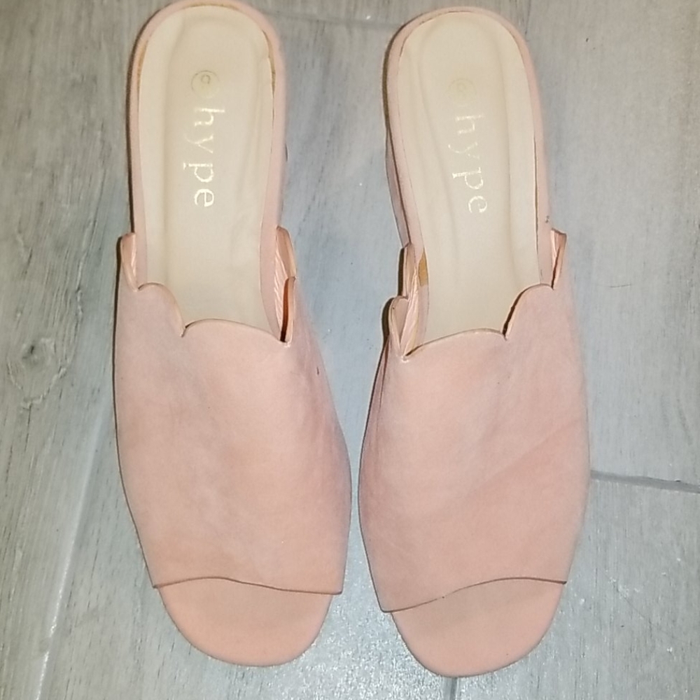 HYPE pink salmon color scalloped block herl sandal